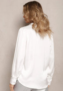 BLUSA BLANCA CON DETALLES EN PEDRERIA