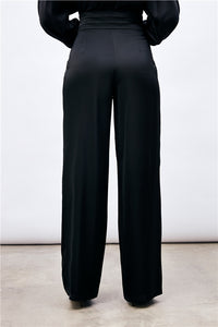 PANTALON PALAZZO SATINADO CON PLIEGUES EN LA CINTURA EN COLOR NEGRO