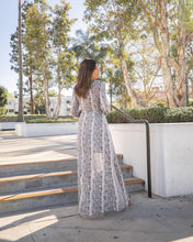 Cargar imagen en el visor de la galería, VESTIDO ANIMAL PRINT CON NUDO Y ABERTUA
