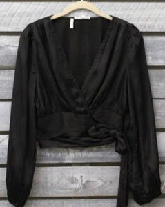 BLUSA CORTA SATINADA NEGRA